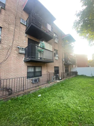 $1,589,000 | 56-11 Van Cleef Street | South Corona