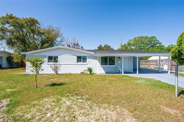 a front view of house with yard and garage