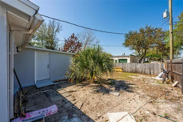 a view of a backyard