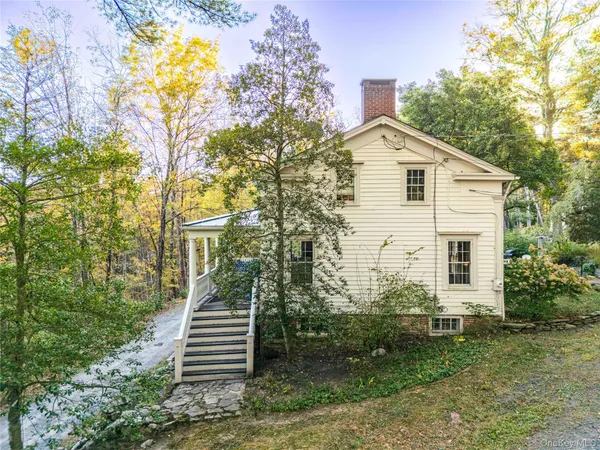 a view of a house with backyard