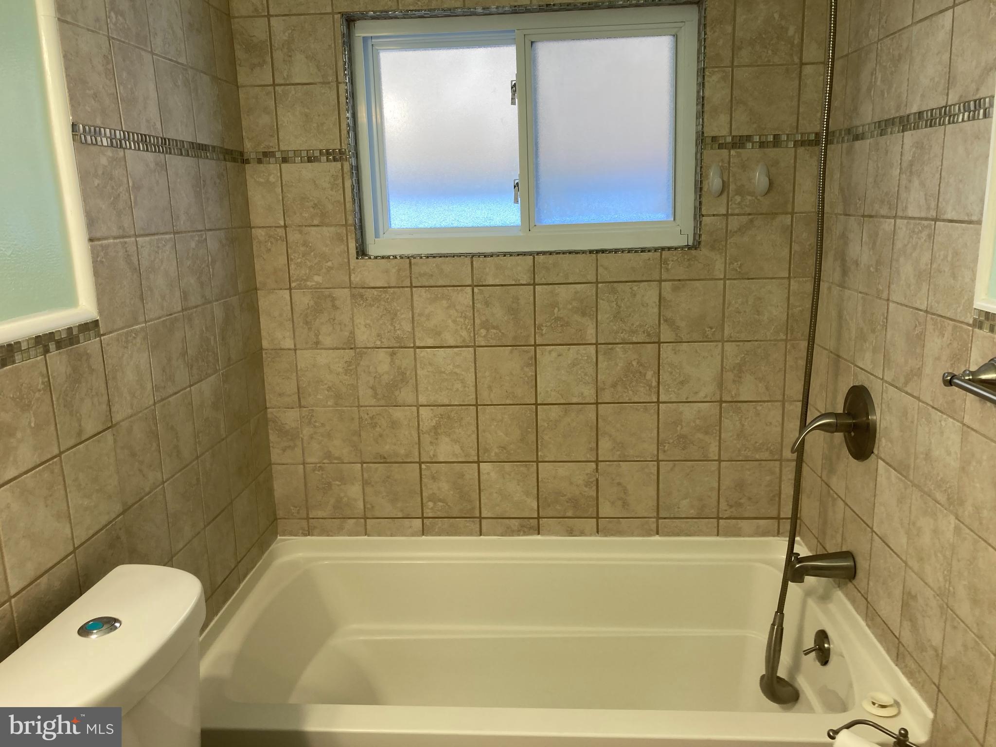 1927 Holborn Road Baltimore, MD 21222 - Photo 17 of 35 UPPER LEVEL BATH - CERAMIC TILE