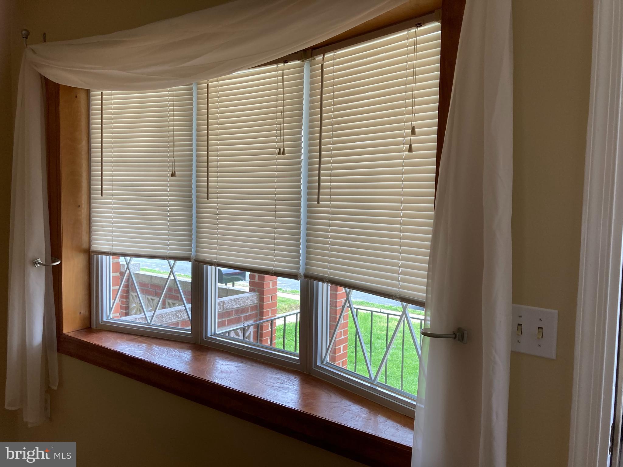 1927 Holborn Road Baltimore, MD 21222 - Photo 3 of 35 BOW WINDOW