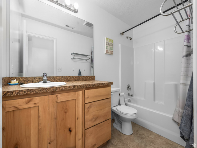 256 West Horizon Loop Payson, UT 84651 - Photo 22 of 33 Bathroom with vanity, shower / tub combo, and a textured ceiling