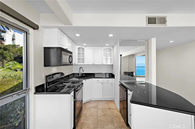 $4,950 | 609 Sleepy Hollow Lane, Unit 15, Laguna Beach, CA 92651