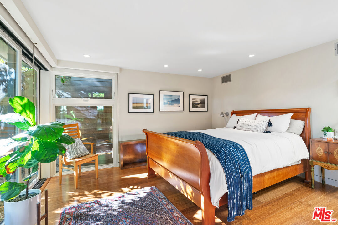 447 Sycamore Road Santa Monica, CA 90402 - Photo 13 of 36 a bed room with a bed and a potted plant