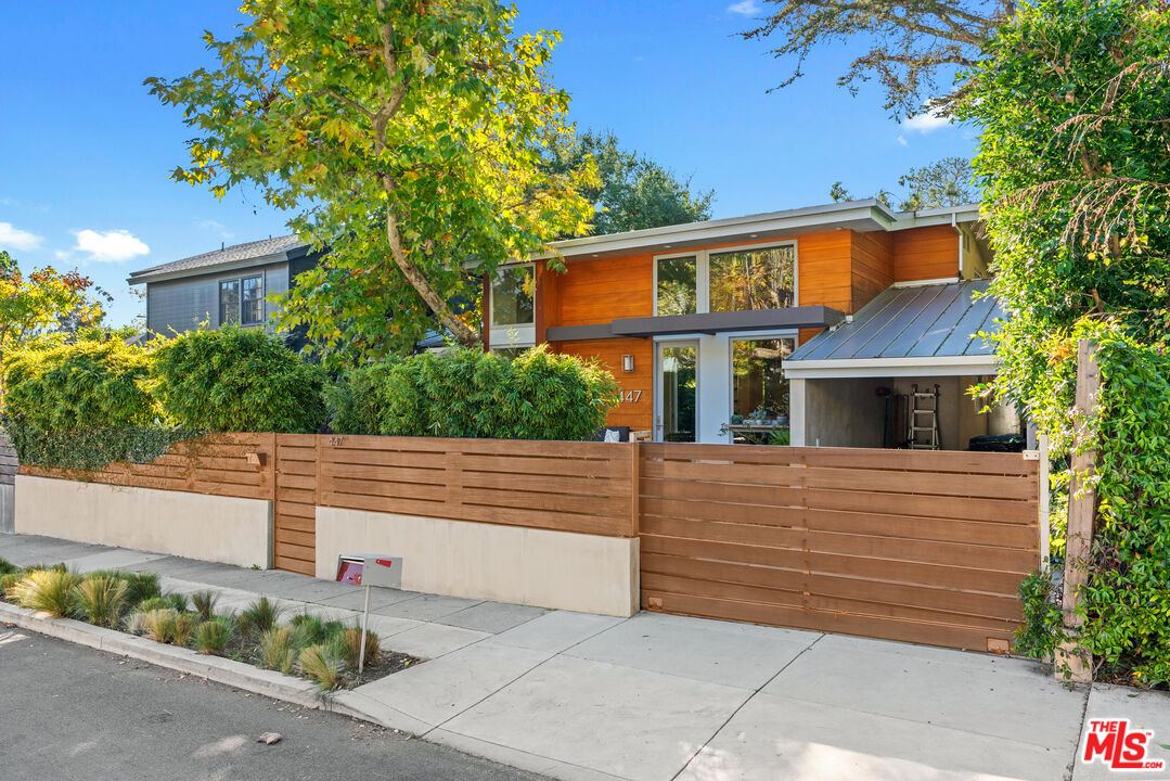 447 Sycamore Road Santa Monica, CA 90402 - Photo 2 of 36 front view of a house