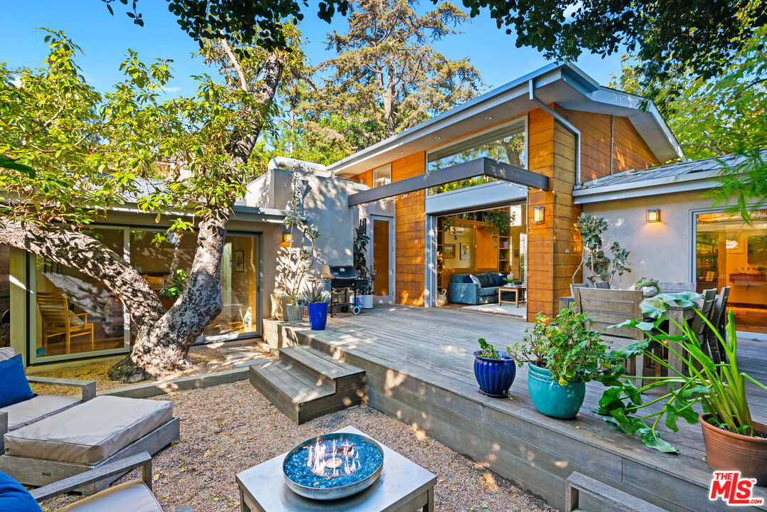 447 Sycamore Road Santa Monica, CA 90402 - Photo 28 of 36 a view of a chairs and table in the patio