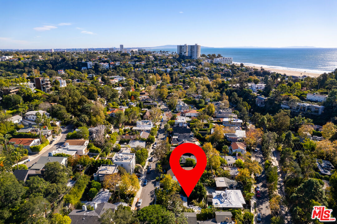 447 Sycamore Road Santa Monica, CA 90402 - Photo 35 of 36 a view of a city