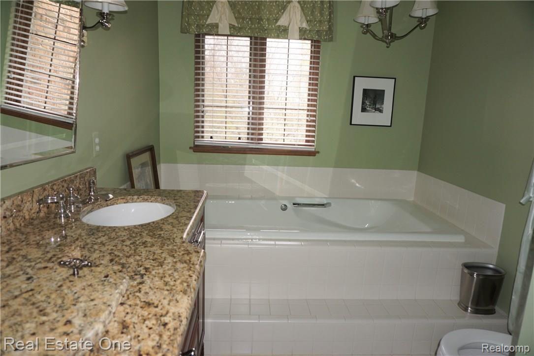 3480 Salem Drive Rochester, MI 48306 - Photo 23 of 37 DSC06735 (2).JPG