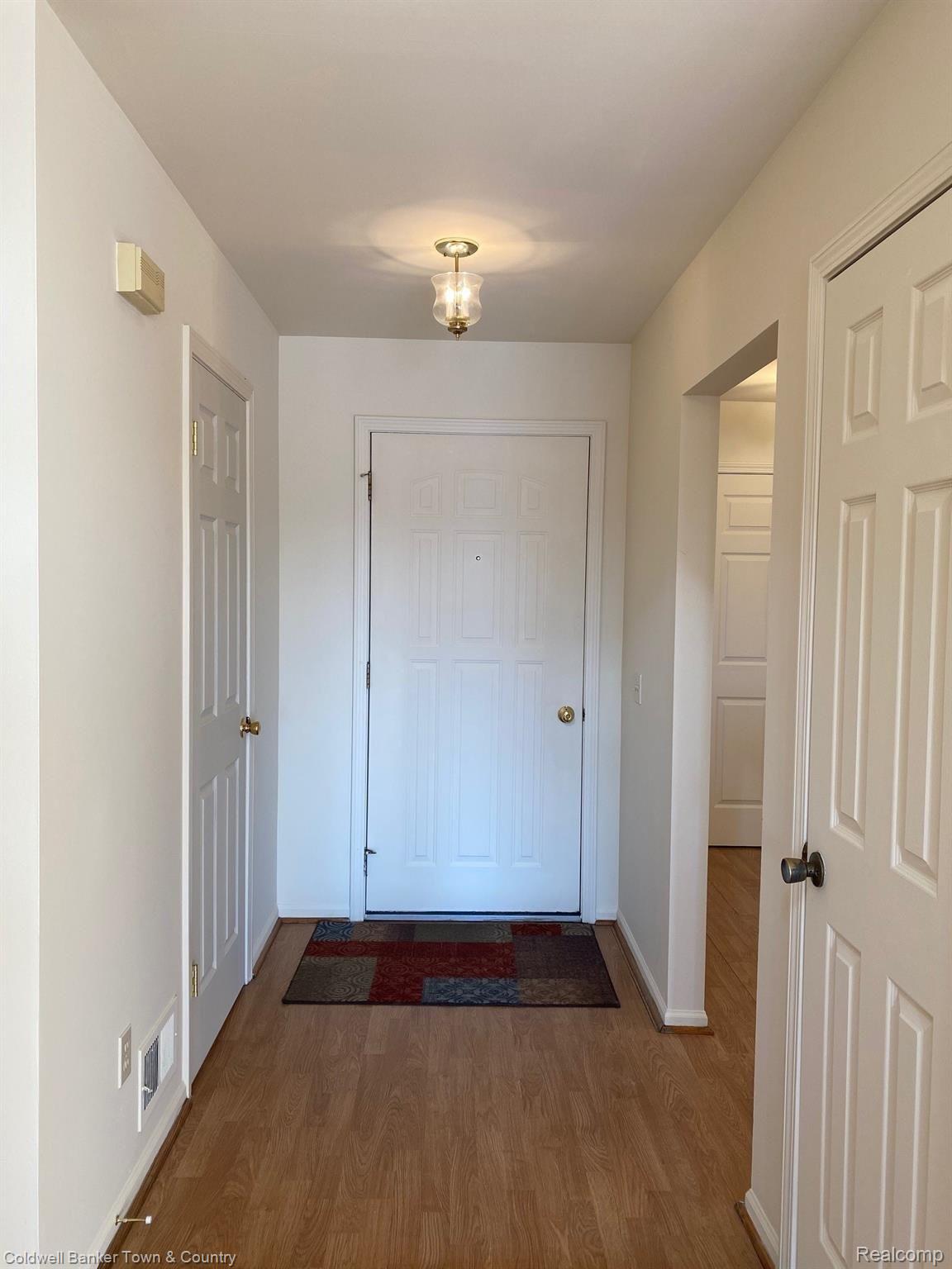 674 Summit Ridge Drive, Unit 17 Milford, MI 48381 - Photo 4 of 51 Foyer