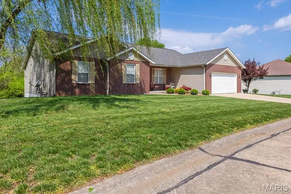 $335,000 | 445 Steven Drive, Red Bud, IL 62278