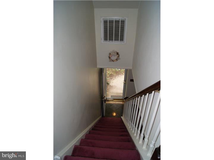 34 Iris Road Levittown, PA 19057 - Photo 11 of 25 Hallway