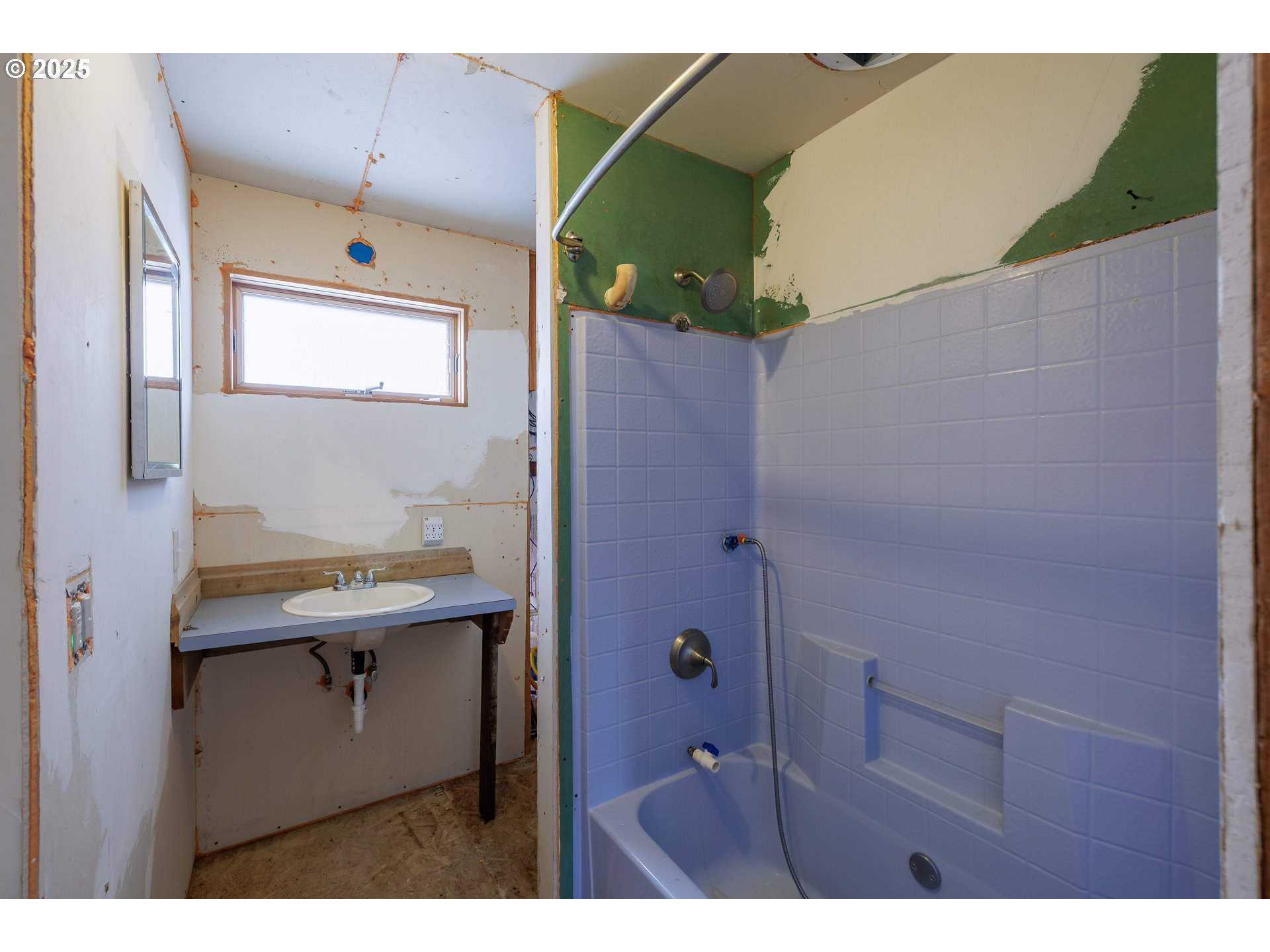 2770 Agate Street Eugene, OR 97403 - Photo 37 of 42 a bathroom with a sink and mirror
