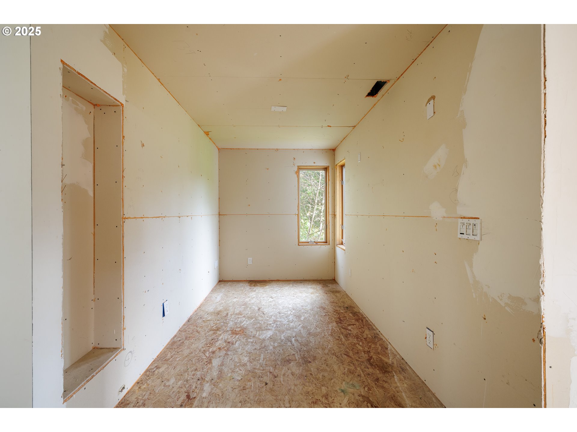 2770 Agate Street Eugene, OR 97403 - Photo 38 of 42 a view of empty room with windows