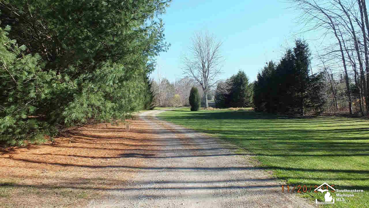 8725 Summerfield Road Lambertville, MI 48144 - Photo 2 of 23 Driveway