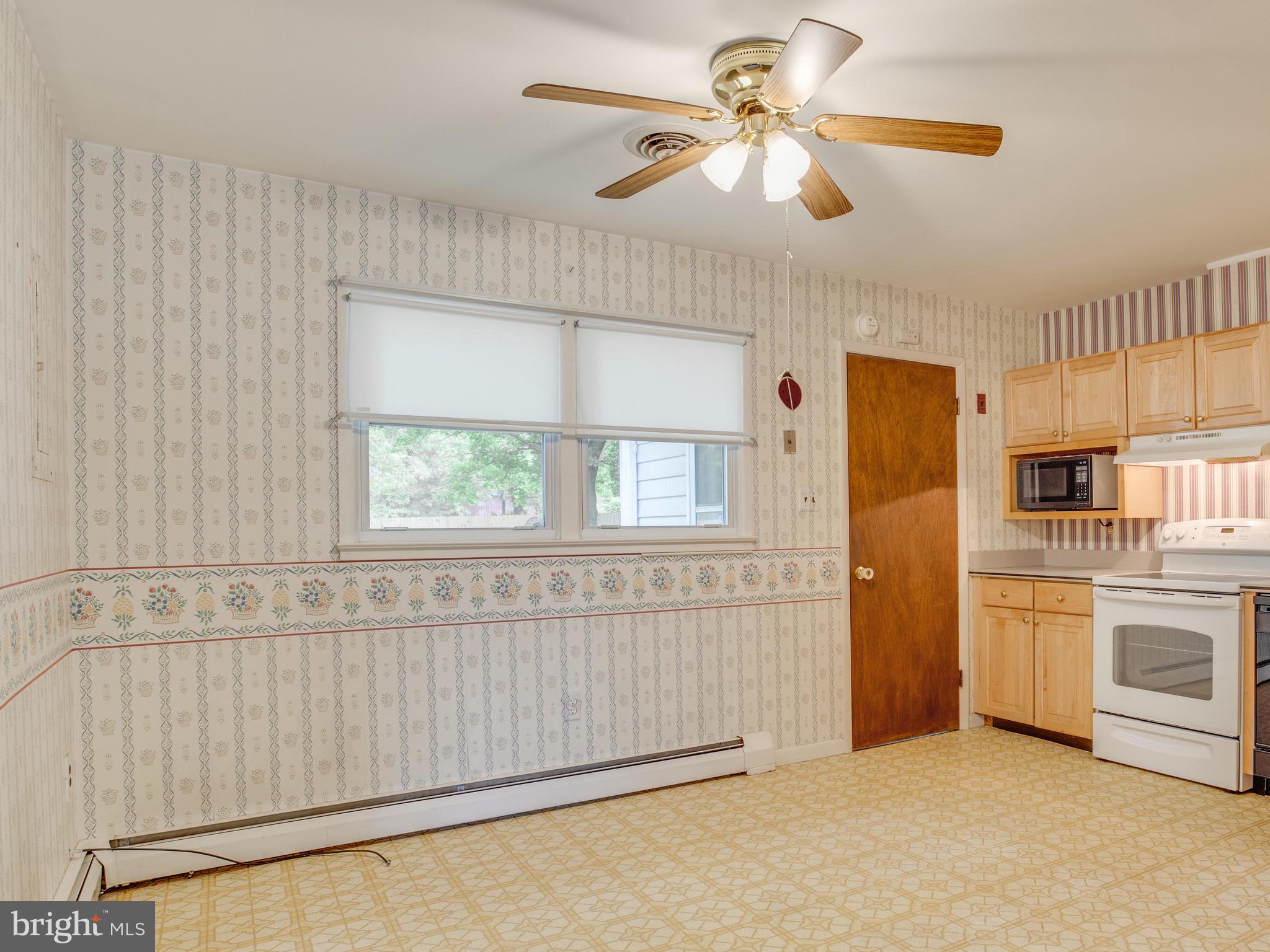 41 Claiborne Road Edgewater, MD 21037 - Photo 22 of 40 Large Country Kitchen