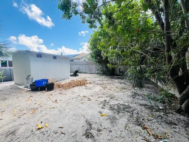 a view of a backyard