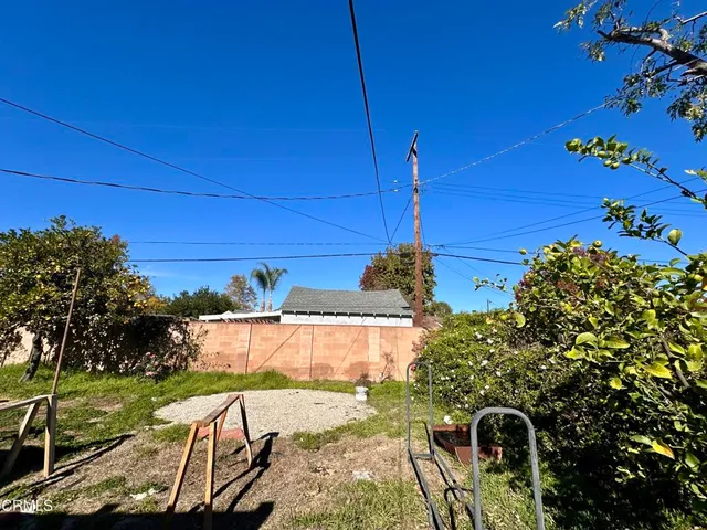 a view of a backyard