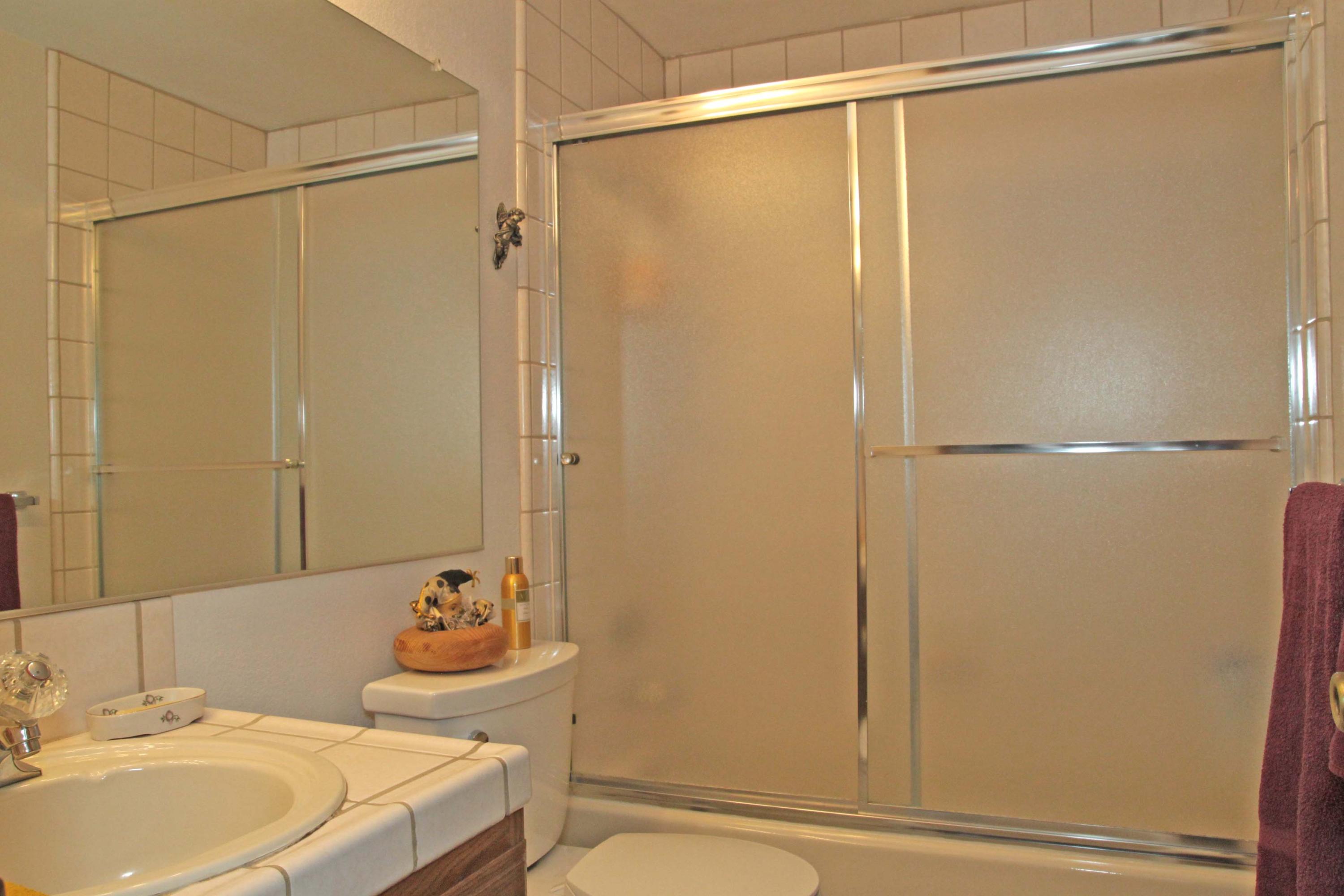 466 Ridgecrest Trail, Unit 137 Redding, CA 96003 - Photo 7 of 12 Bath 2