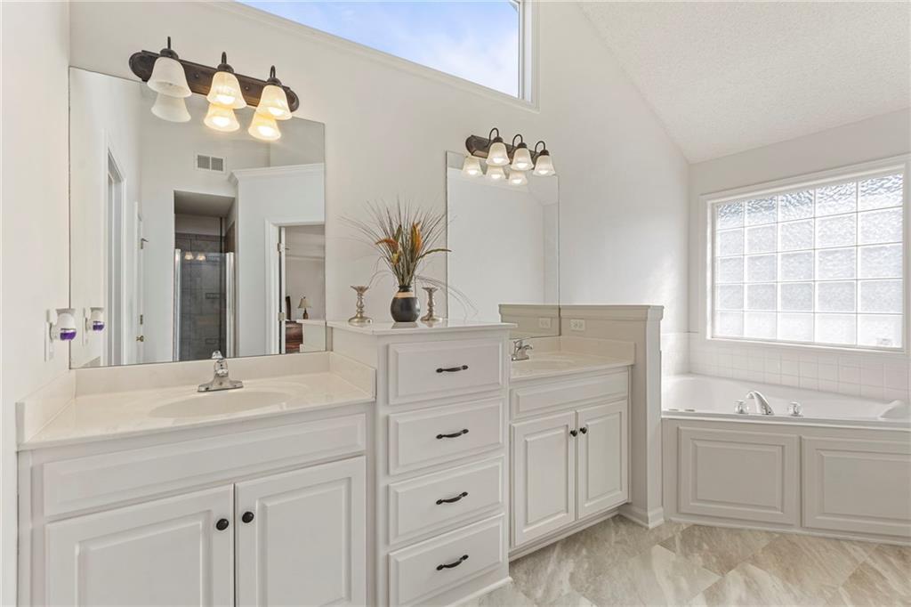 2712 Southwest Carlton Drive Lee's Summit, MO 64082 - Photo 19 of 53