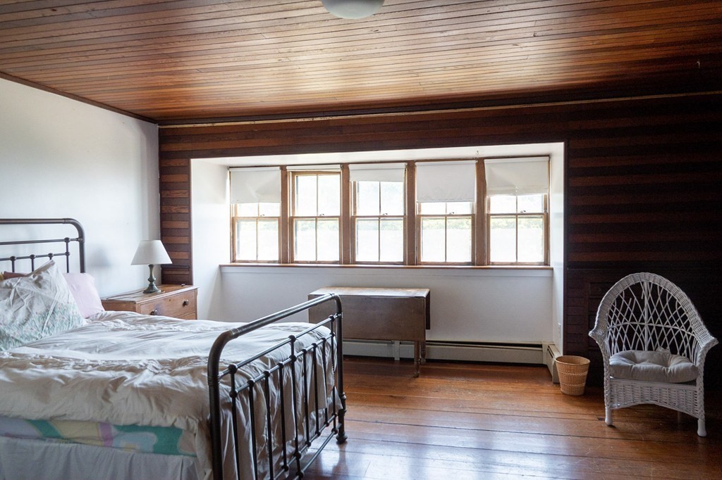 1991 B Main Road, Unit VAC RENTAL Westport, MA 02791 - Photo 11 of 17 a bedroom with a bed and a window