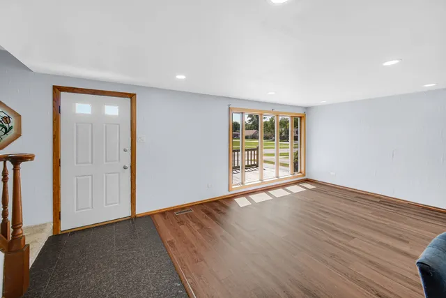 $249,900 | 275 Frederick Drive, Chicago Heights, IL 60411