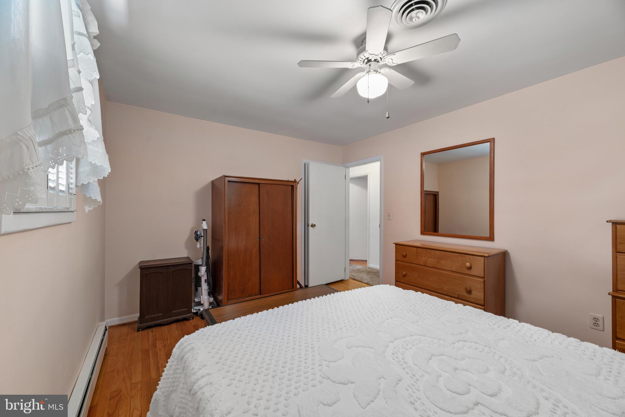 618 Fairmount Road Linthicum Heights, MD 21090 - Photo 18 of 34 Primary bedroom
