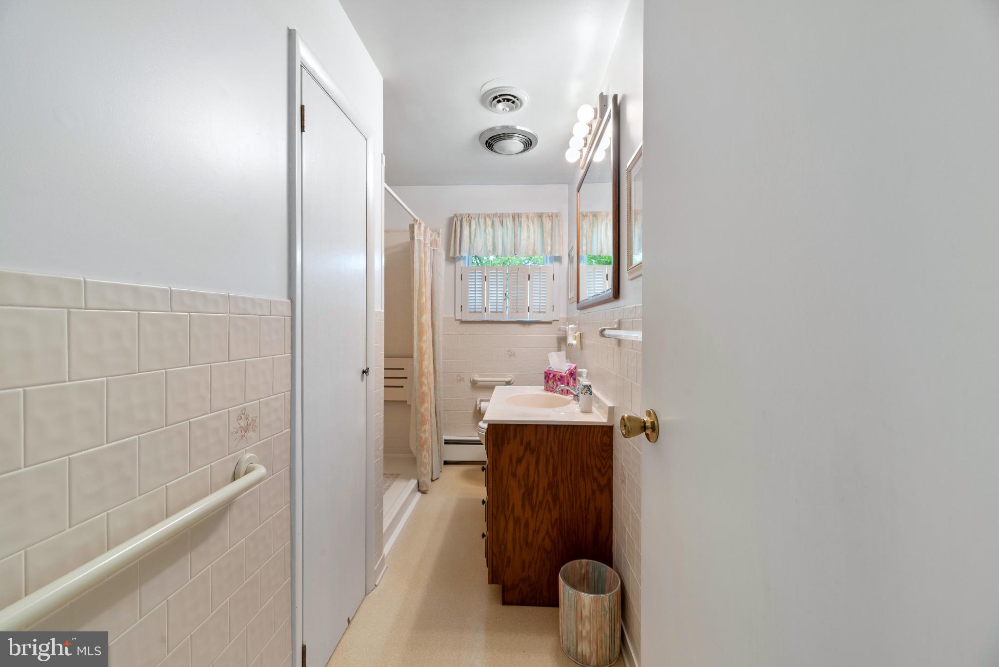 618 Fairmount Road Linthicum Heights, MD 21090 - Photo 23 of 34 Full bathroom