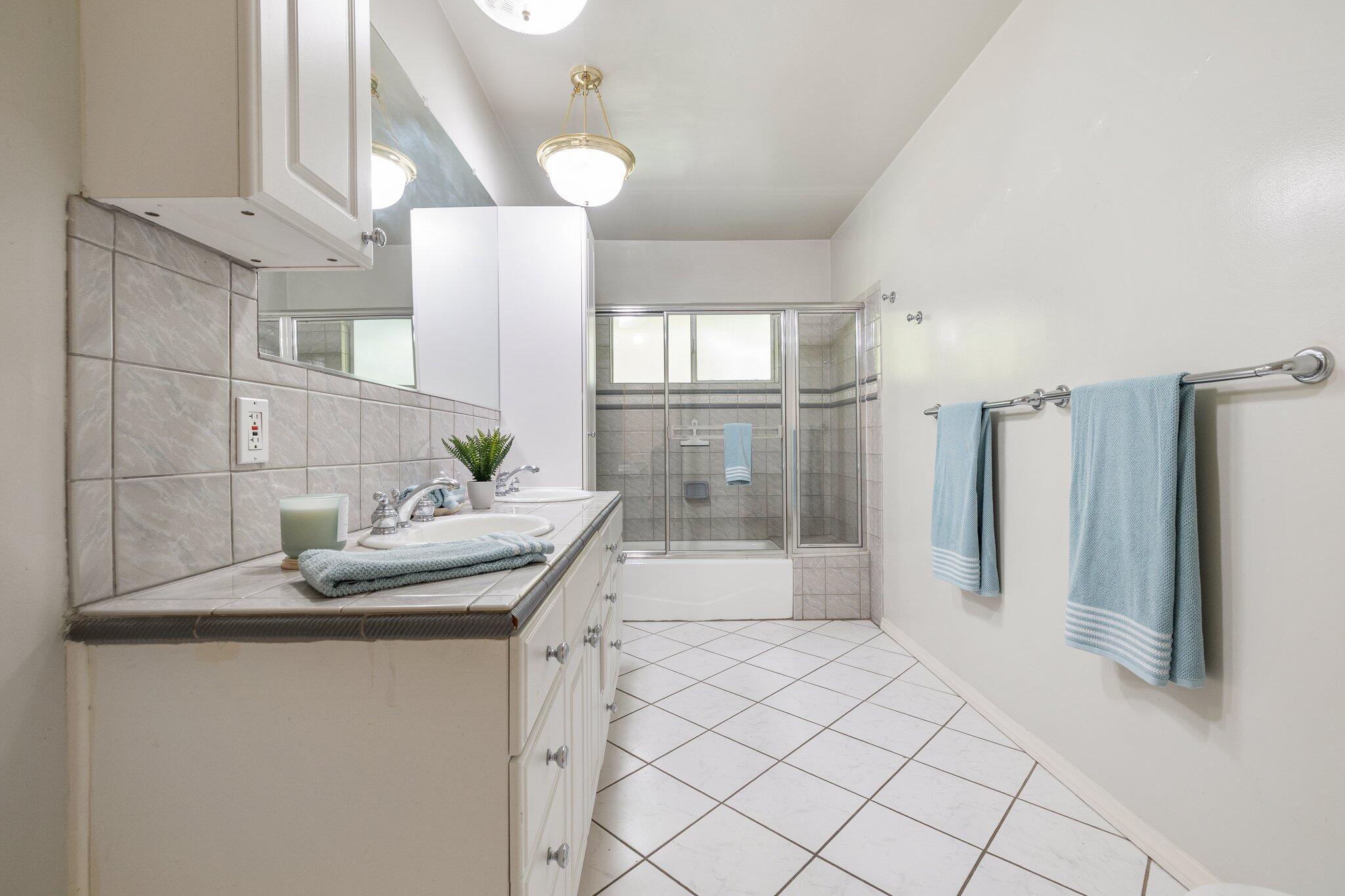 5284 Bardwell Avenue Riverside, CA 92506 - Photo 36 of 46 Guest Bath