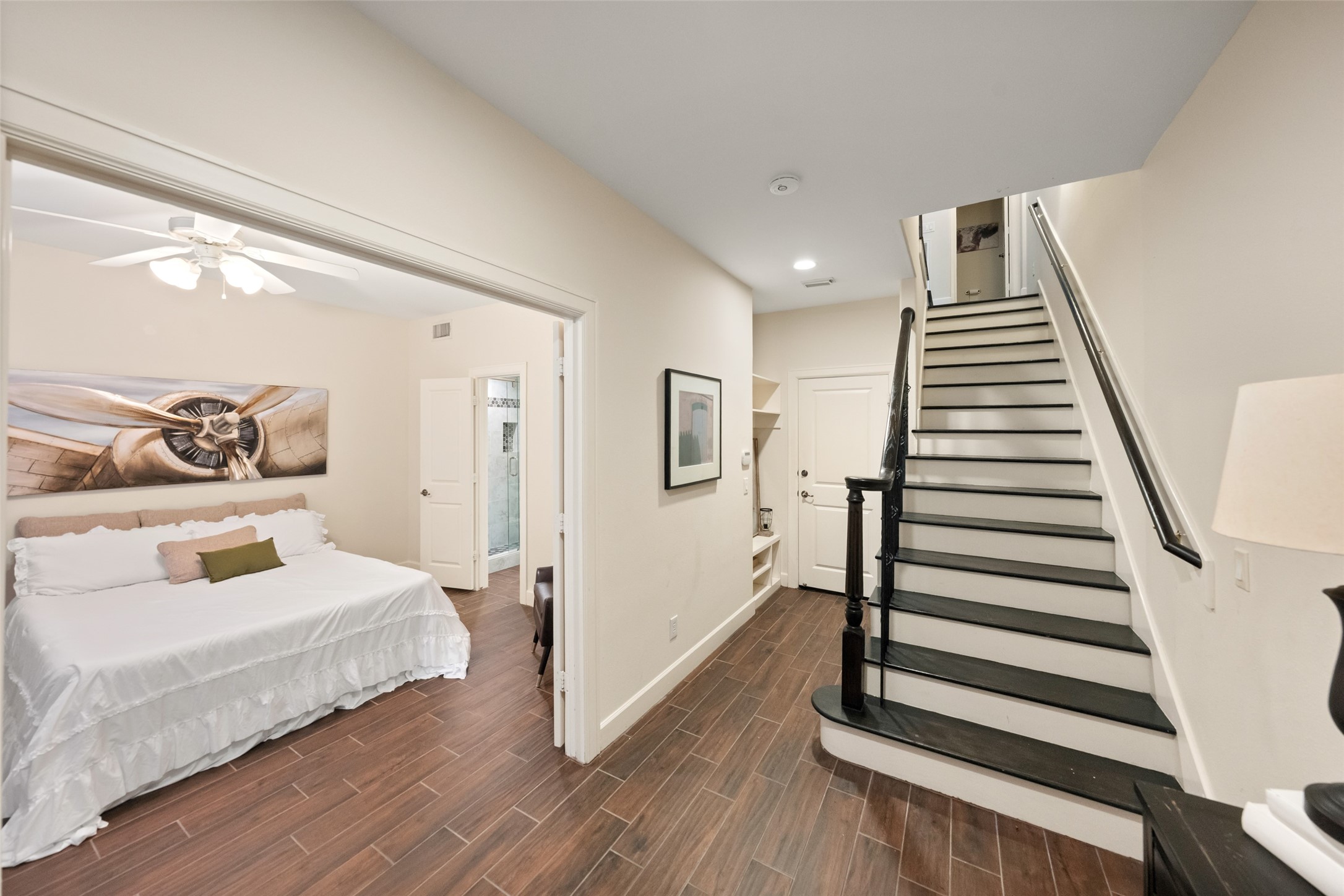 562 Bomar Street Houston, TX 77006 - Photo 20 of 28 First floor entrance