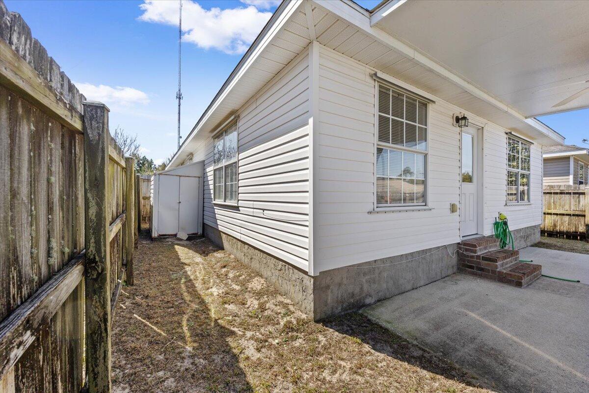 5414 Fawn Ridge Drive Gulf Breeze, FL 32563 - Photo 23 of 31 a backyard of a house
