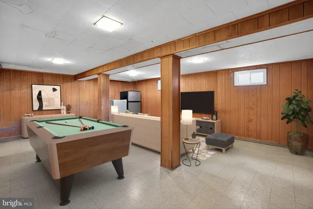 a view of a yard in front of a house with plants and large tree