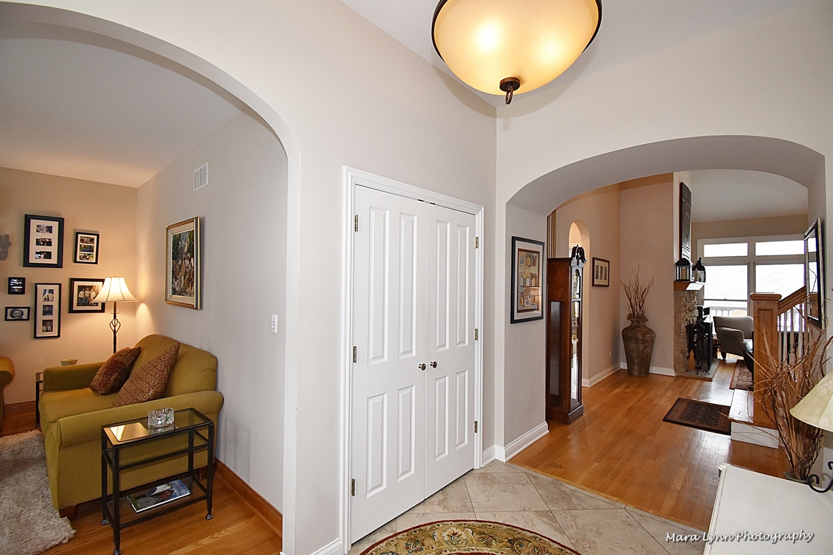 6N353 State Rte 31 St. Charles, IL 60175 - Photo 3 of 124 a view of a livingroom with furniture and a mirror
