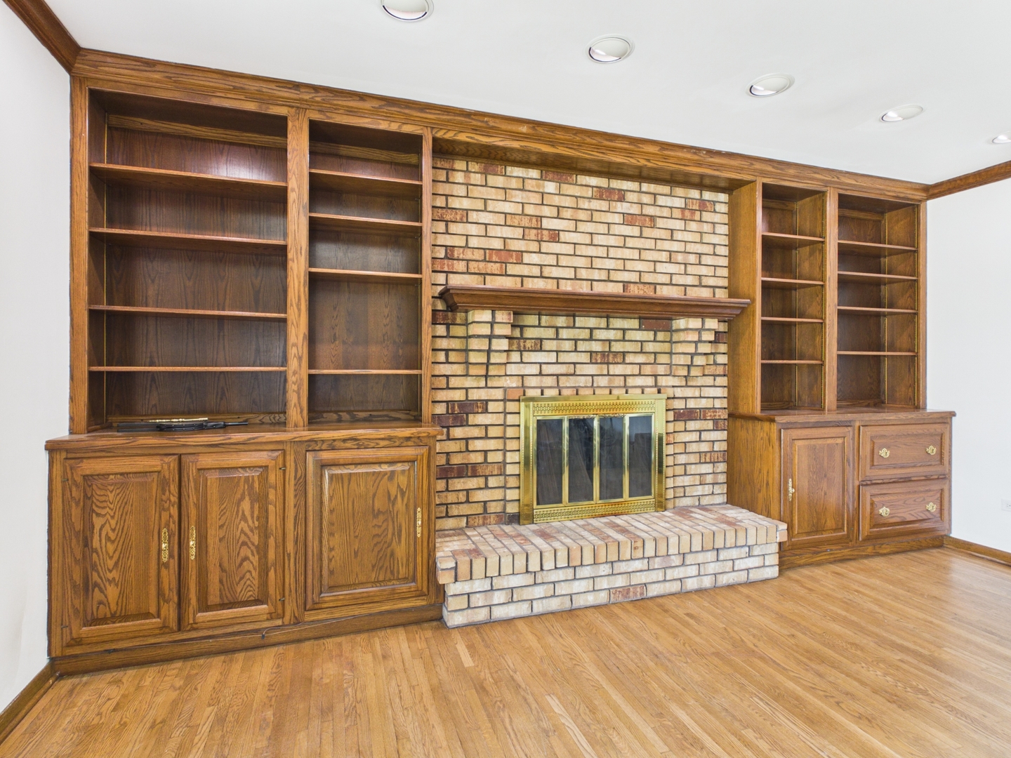 6723 Kingswood Road Willowbrook, IL 60527 - Photo 21 of 51 a view of a livingroom with an empty space and wooden floor