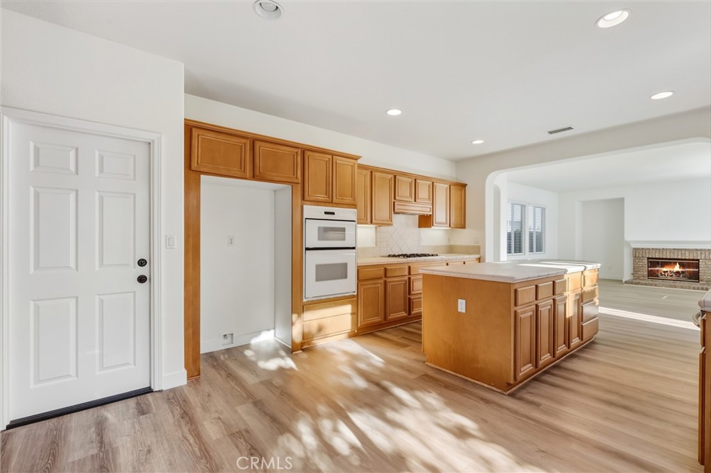 6 Sutton Irvine, CA 92618 - Photo 11 of 32 Direct garage access from the kitchen