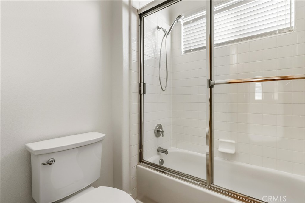 6 Sutton Irvine, CA 92618 - Photo 25 of 32 Full hallway bathroom