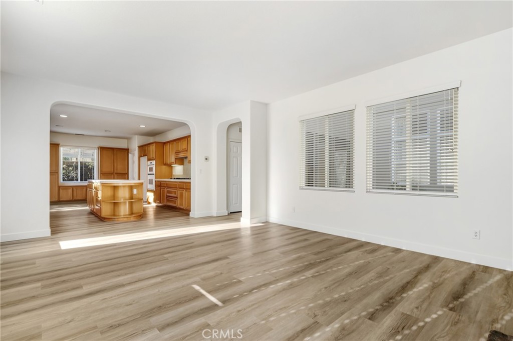 6 Sutton Irvine, CA 92618 - Photo 8 of 32 Family Room & kitchen