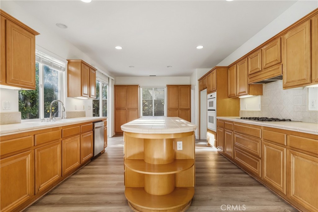 6 Sutton Irvine, CA 92618 - Photo 10 of 32 Kitchen