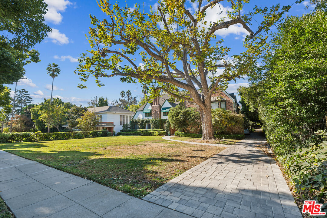 719 North Maple Drive Beverly Hills, CA 90210 - Photo 11 of 14