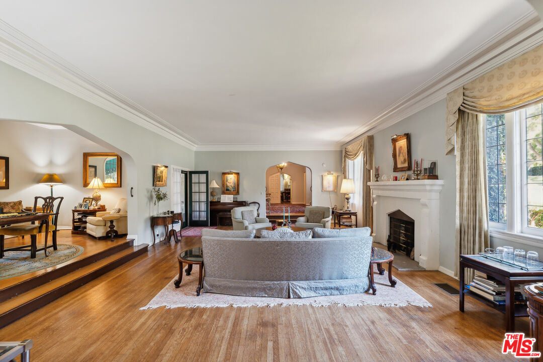 719 North Maple Drive Beverly Hills, CA 90210 - Photo 8 of 14