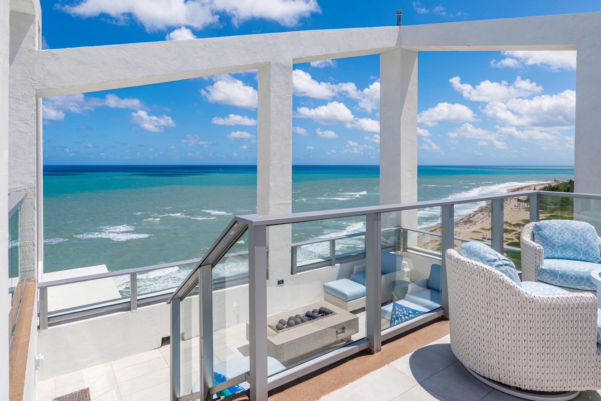 3100 North Ocean Drive, Unit HPH3 Riviera Beach, FL 33404 - Photo 40 of 42 a living room with large window