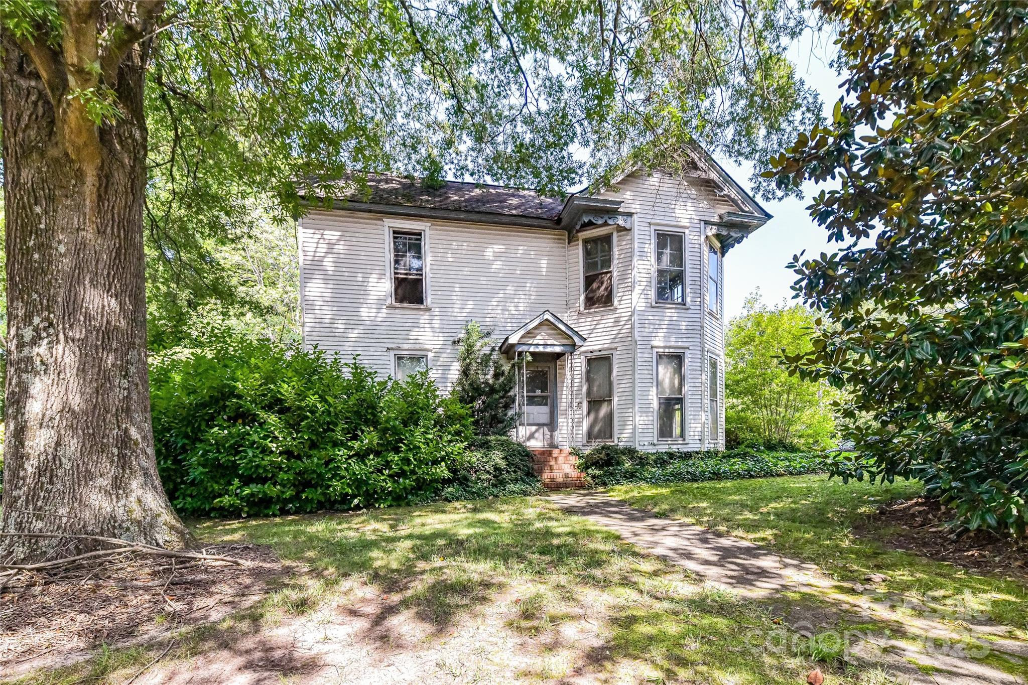 504 Potts Street Davidson, NC 28036 - Photo 4 of 34 front view of a house with a yard
