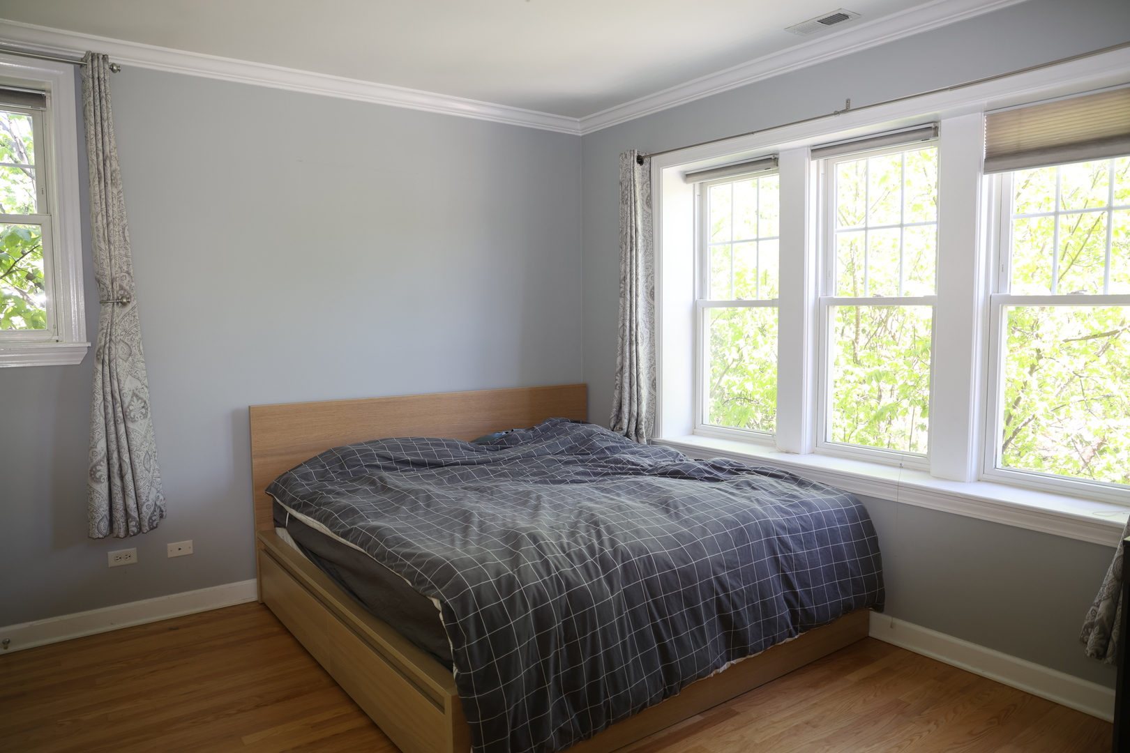 1615 Monroe Street, Unit 3N Evanston, IL 60202 - Photo 6 of 10 a bed sitting in a bedroom next to a window
