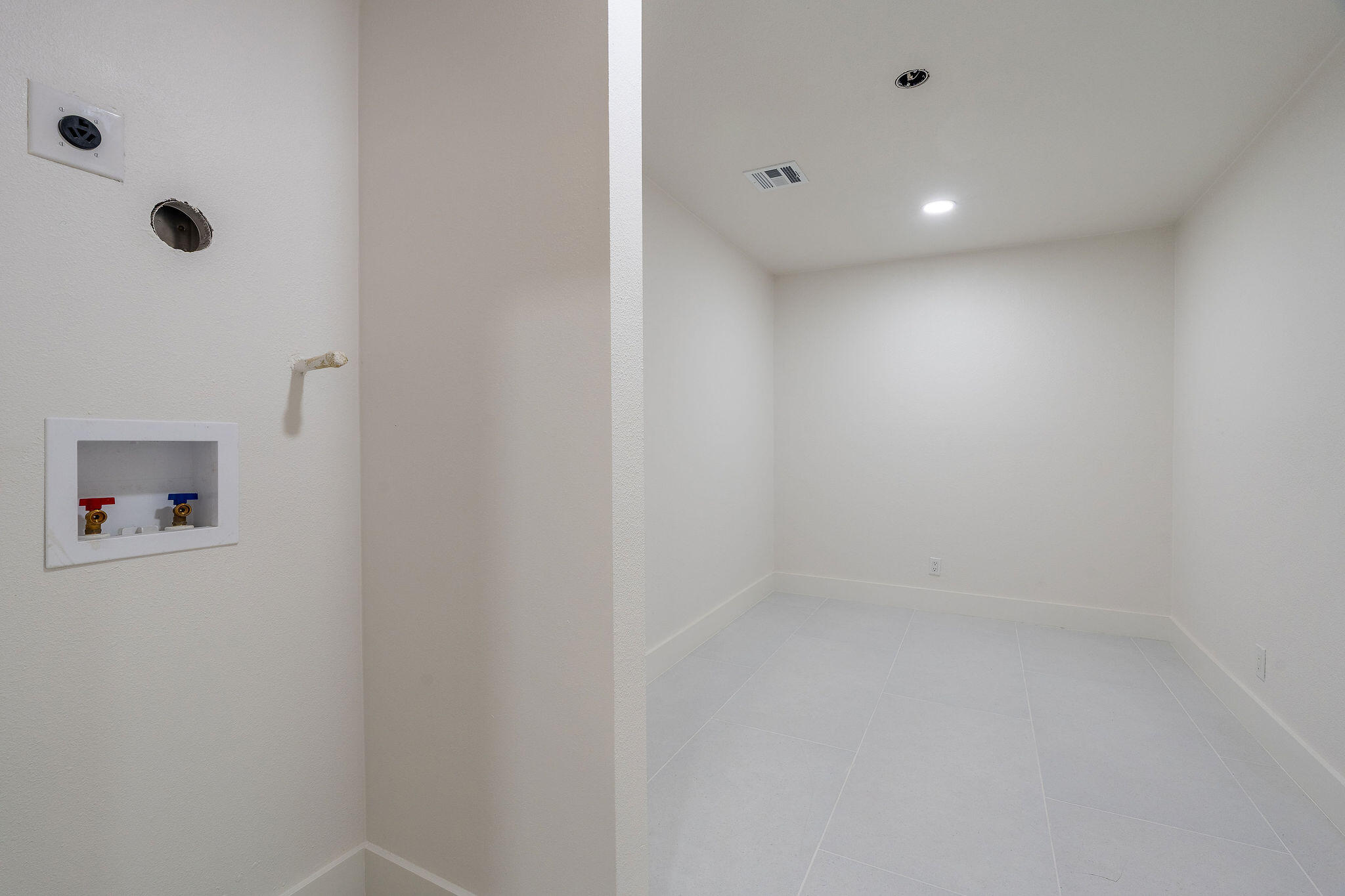 1125 East Sunny Dunes Road Palm Springs, CA 92264 - Photo 23 of 67 Primary Closet/Laundry