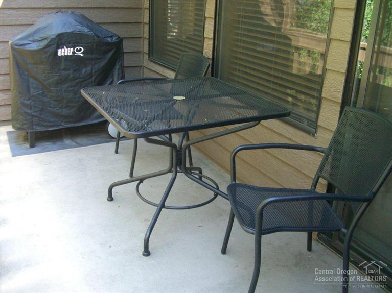 57395 Beaver Ridge Loop, Unit 40 A1 Sunriver, OR 97707 - Photo 18 of 25 a backyard of a house with table and chairs