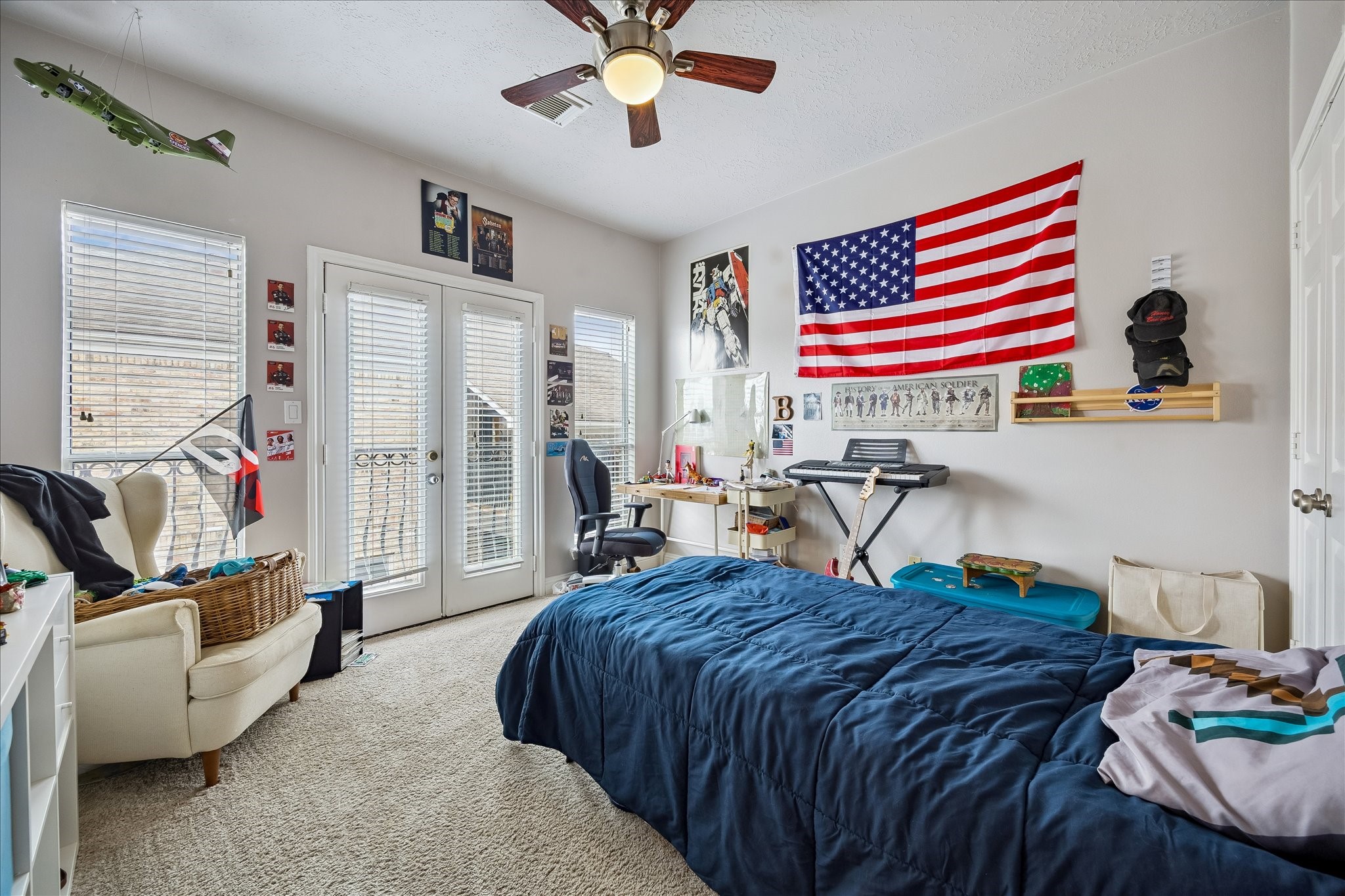 1304 Dart Street, Unit F Houston, TX 77007 - Photo 11 of 13 a bedroom with a bed and a chair