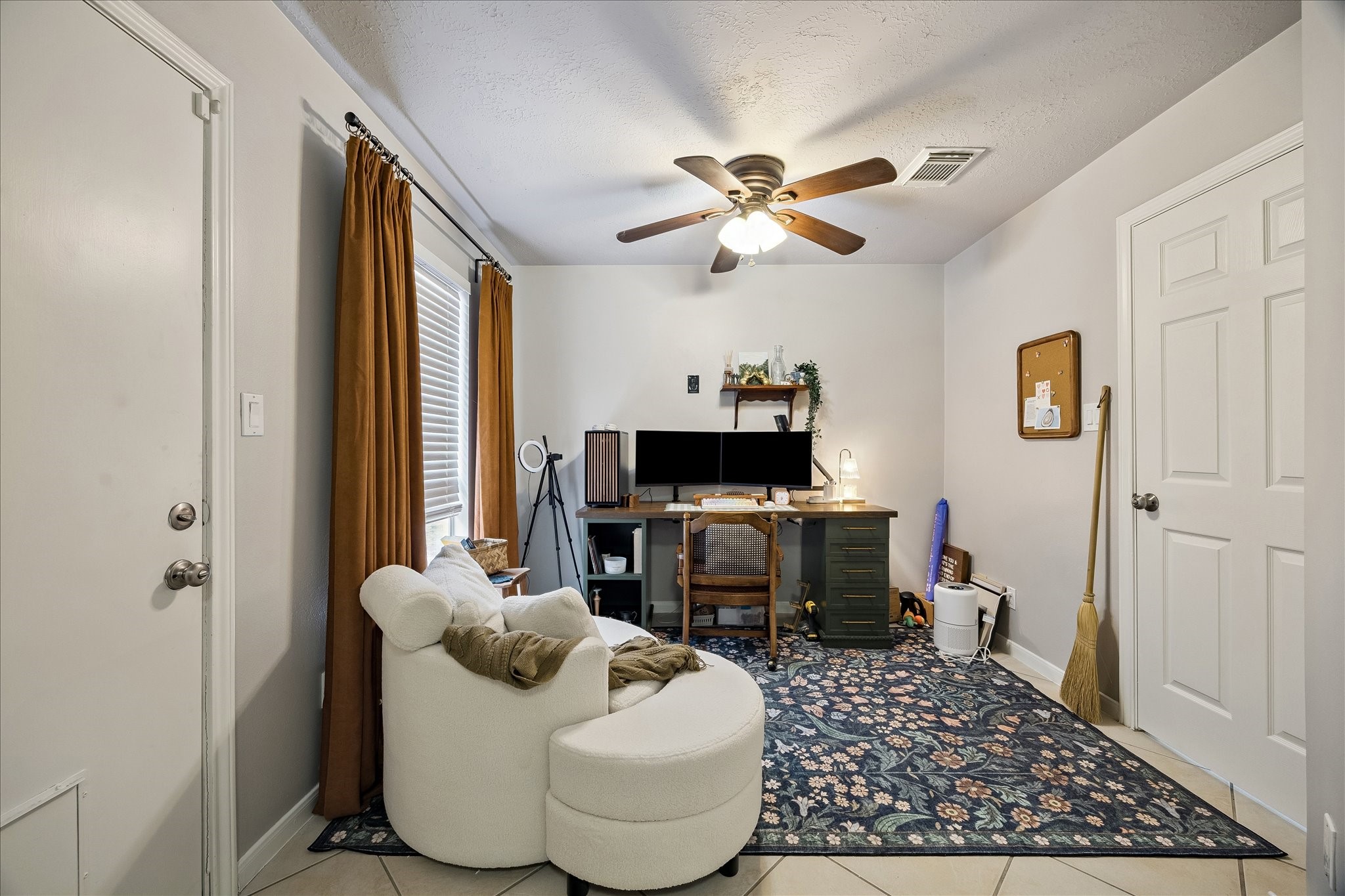 1304 Dart Street, Unit F Houston, TX 77007 - Photo 12 of 13 a living room with furniture and a flat screen tv