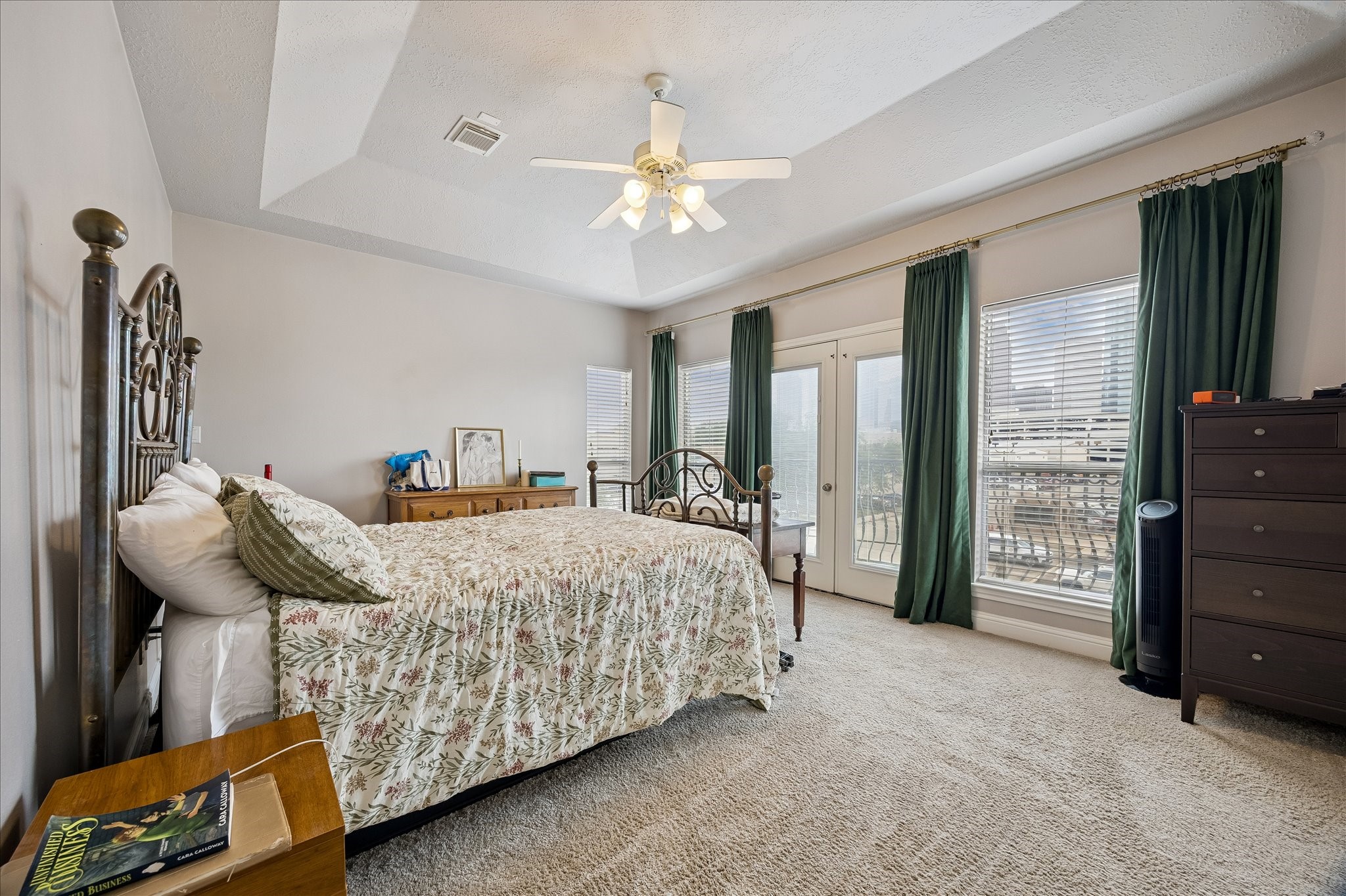 1304 Dart Street, Unit F Houston, TX 77007 - Photo 9 of 13 a bedroom with a bed and a chandelier
