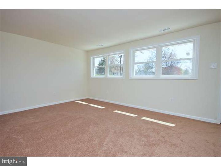2735 Quaint Street Secane, PA 19018 - Photo 4 of 24 Living Room