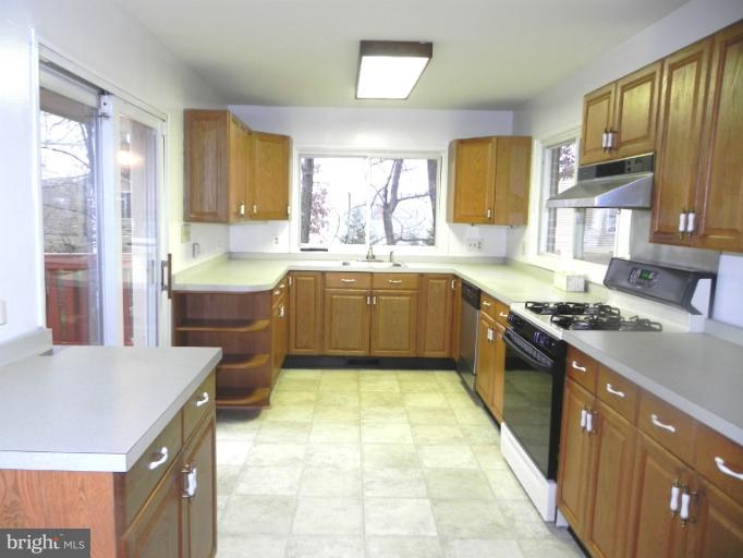 4217 16th Road South Arlington, VA 22204 - Photo 22 of 27 Kitchen